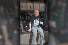 The Star of Babe (James Cromwell, Not The Pig) heeft zichzelf net aan een Starbucks-balie gelijmd