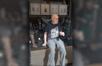 The Star of Babe (James Cromwell, Not The Pig) heeft zichzelf net aan een Starbucks-balie gelijmd