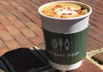 The Hot Honey Latte in de bakwinkel in Williamsburg, Virginia