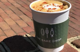 The Hot Honey Latte in de bakwinkel in Williamsburg, Virginia